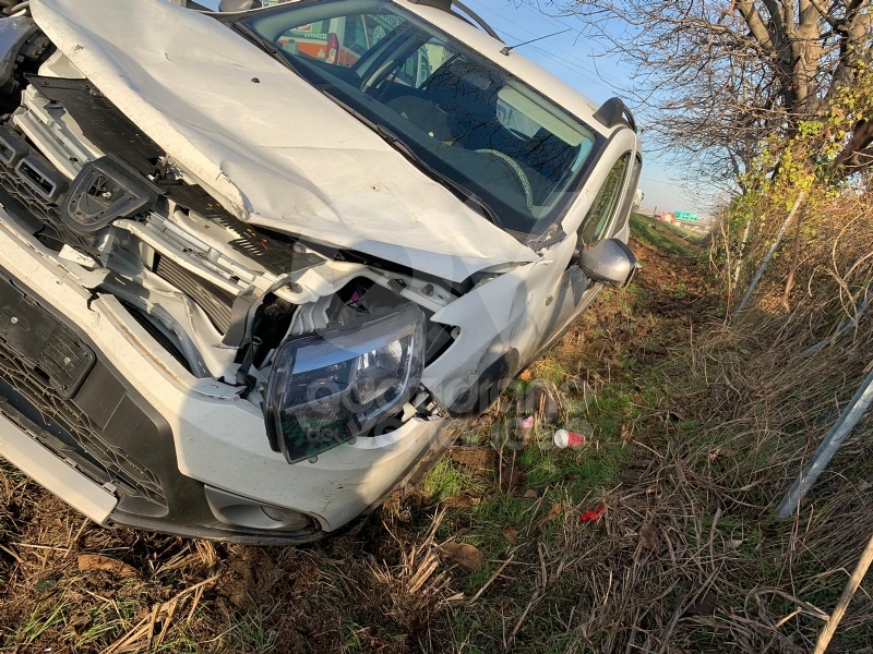 VENARIA - Esce fuori strada con l'auto: code chilometriche in tangenziale