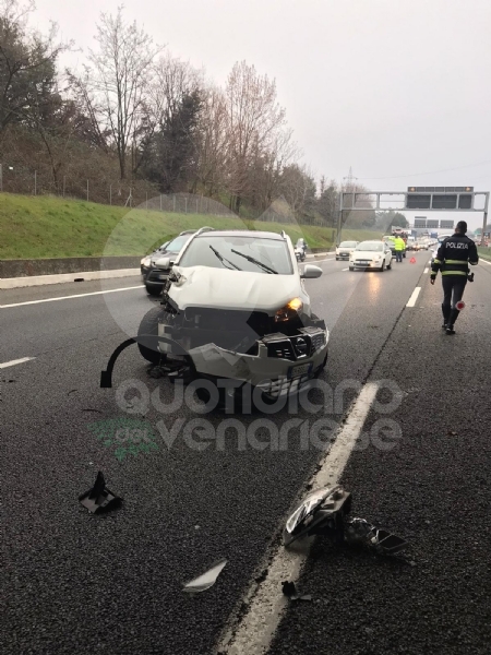 COLLEGNO - Scontro fra tre mezzi in tangenziale: una donna rimane ferita