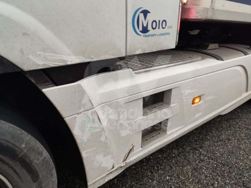 VENARIA - Auto si ribalta in tangenziale dopo lo scontro con un tir: donna ferita - FOTO