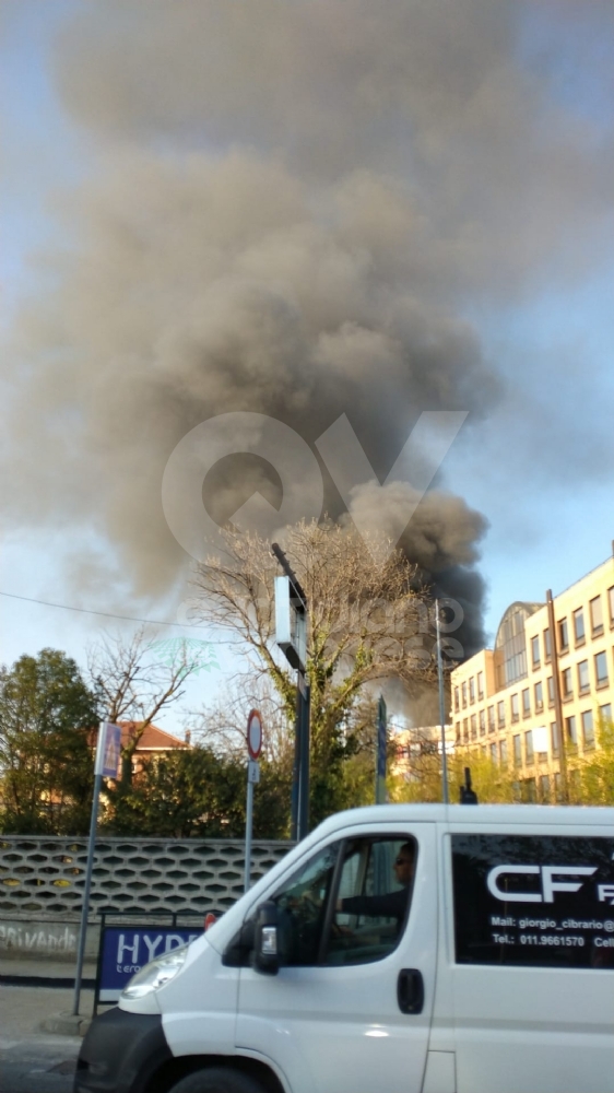 INCENDIO A RIVOLI - In fiamme il magazzino di un'azienda: vigili del fuoco in azione - FOTO