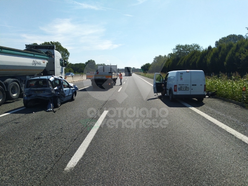 CAOS IN TANGENZIALE - Scontro fra auto, furgone e camion: tre feriti e code chilometriche