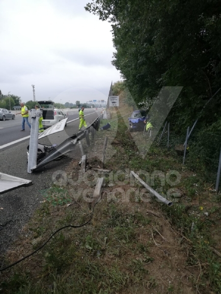 RIVOLI - Perdono il controllo dell'auto e finiscono fuori dalla tangenziale: due feriti