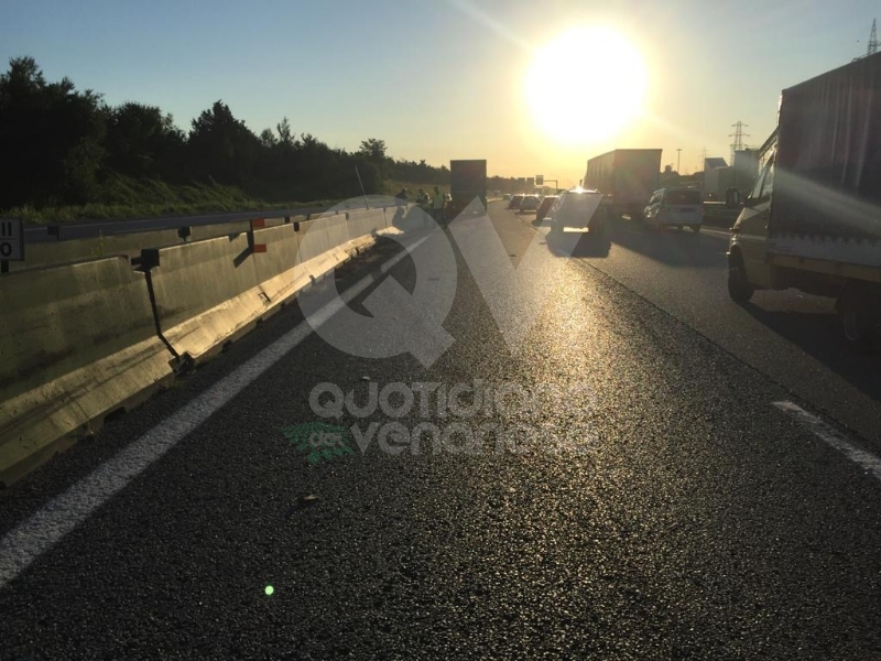 TORINO-VENARIA - Perde il controllo del mezzo pesante e danneggia i jersey in cemento in tangenziale