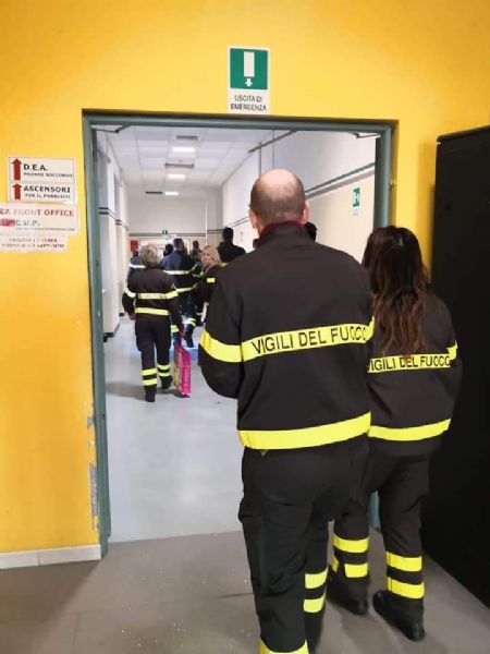 RIVOLI - I vigili del fuoco di Grugliasco, Rivoli e Rivalta in visita ai bambini ricoverati in ospedale