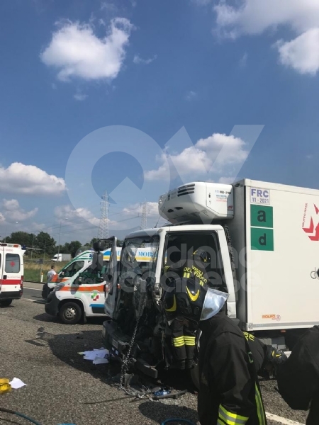 DELIRIO IN TANGENZIALE - Scontro fra due autocarri: un uomo incastrato, traffico bloccato