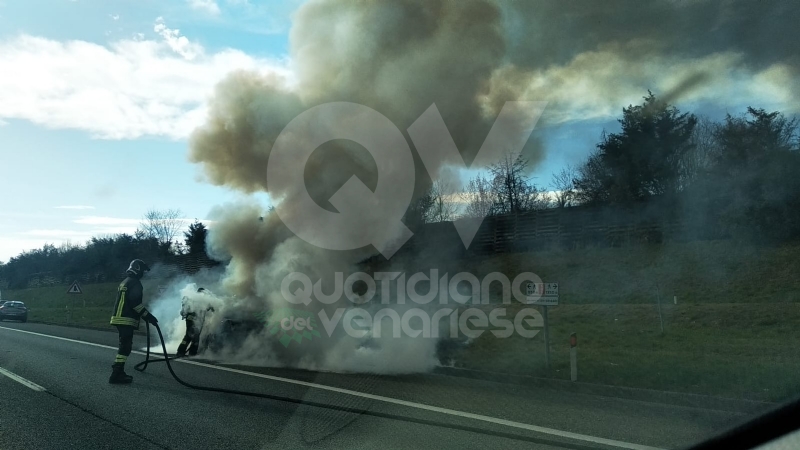 VENARIA - Auto a fuoco mentre percorre la tangenziale