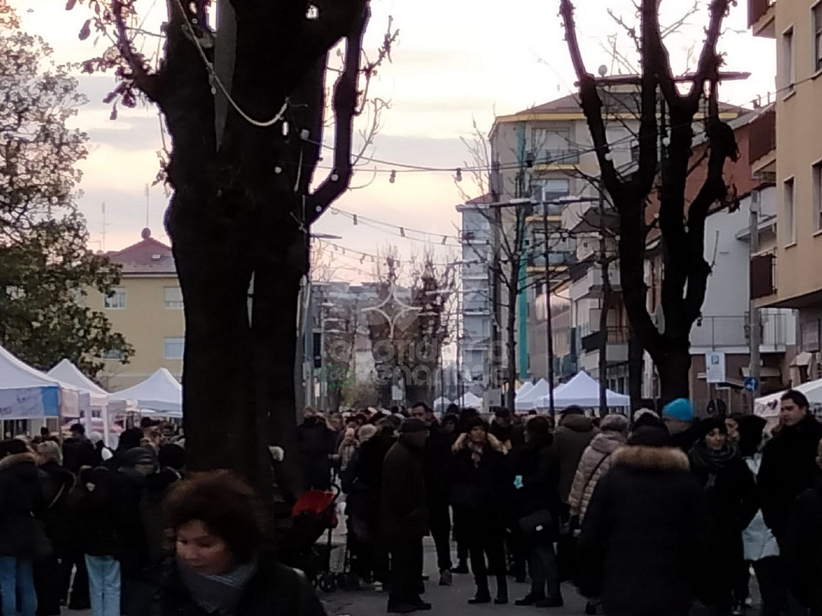 VENARIA - Immacolata ed Immaginaria: in città si respira l'atmosfera del Natale - FOTO