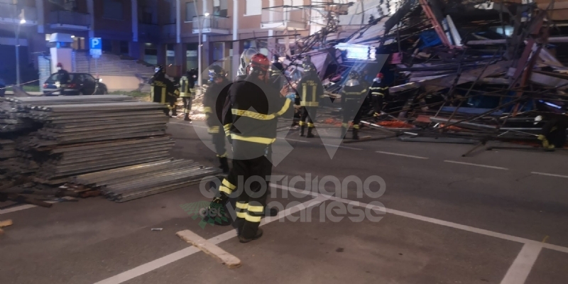 BORGARO - CROLLA IL PONTEGGIO DI UN PALAZZO: ATTIMI DI TERRORE IN VIA INGHILTERRA - FOTO