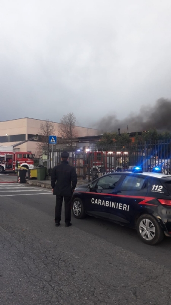 BORGARO - Incendio alla Reinol: per l'Arpa non ci sono pericoli per chi abita nelle vicinanze