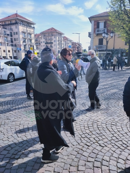 RIVOLI - Il commercio scende in piazza: «Siamo preoccupati per il nostro futuro» - FOTO