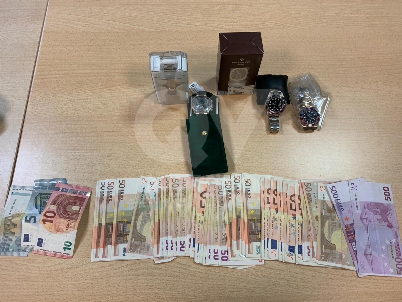 CASELLE - Nasconde gli orologi di marca nelle tasche degli abiti per evitare i controlli
