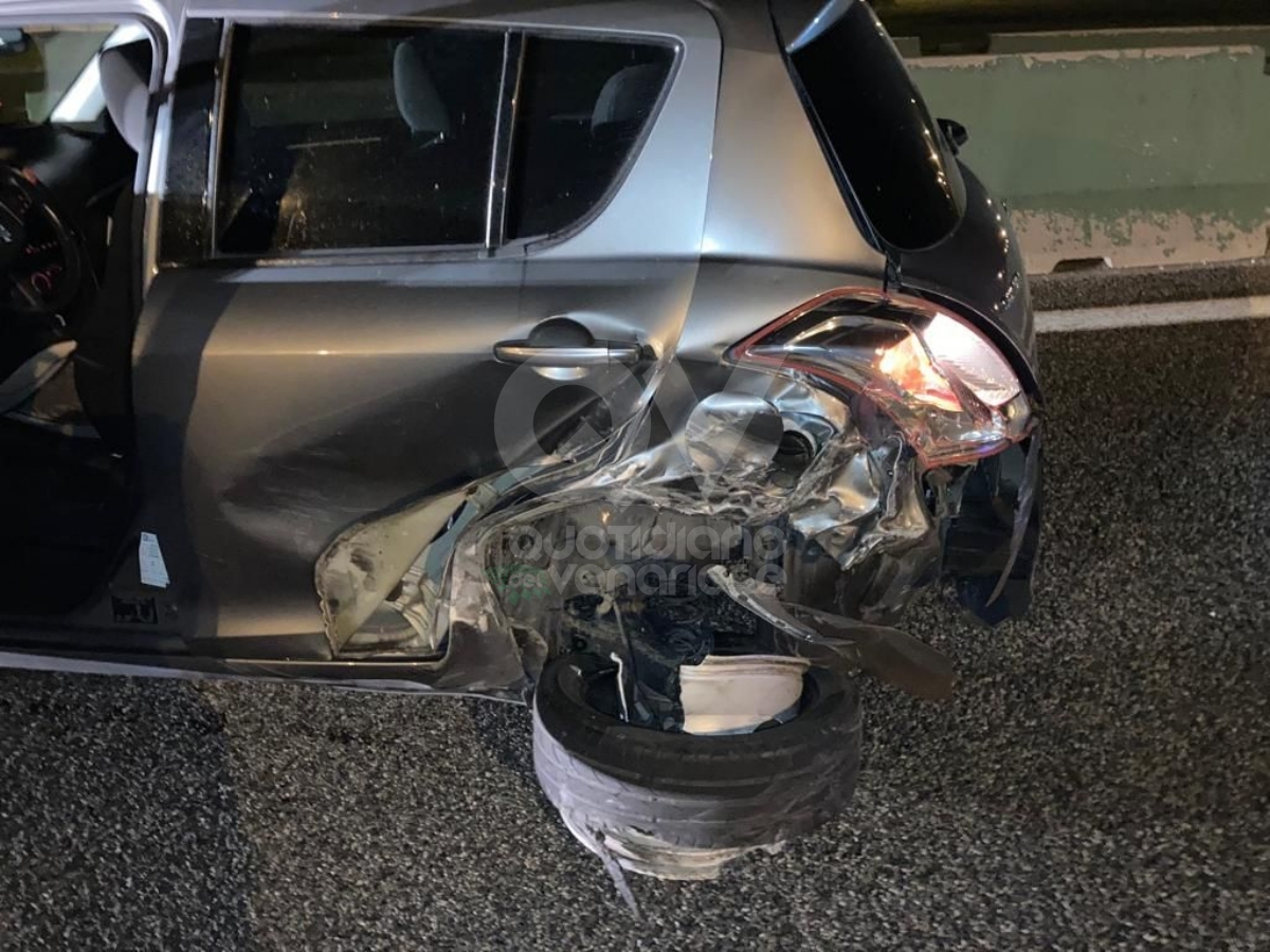 INCIDENTE IN TANGENZIALE - Tamponamento fra due auto: una si ribalta. Due feriti lievi - FOTO