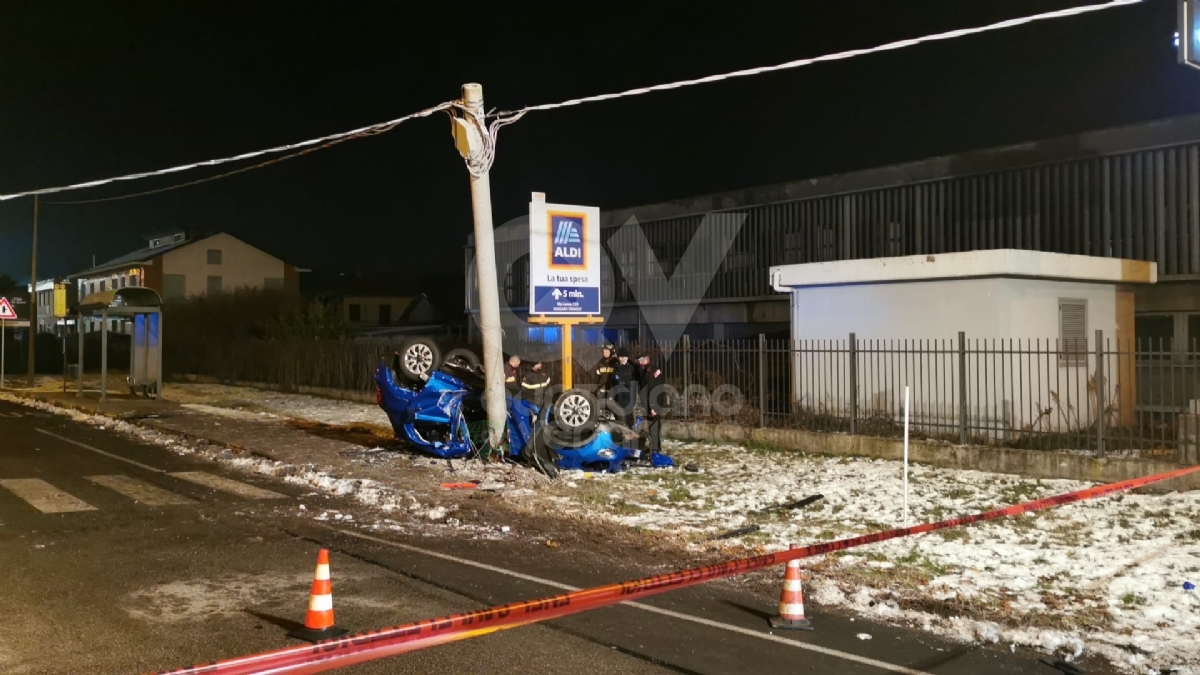 BORGARO - Incidente in via Lanzo: automobilista muore nell'auto che si ribalta e si schianta contro un palo - FOTO