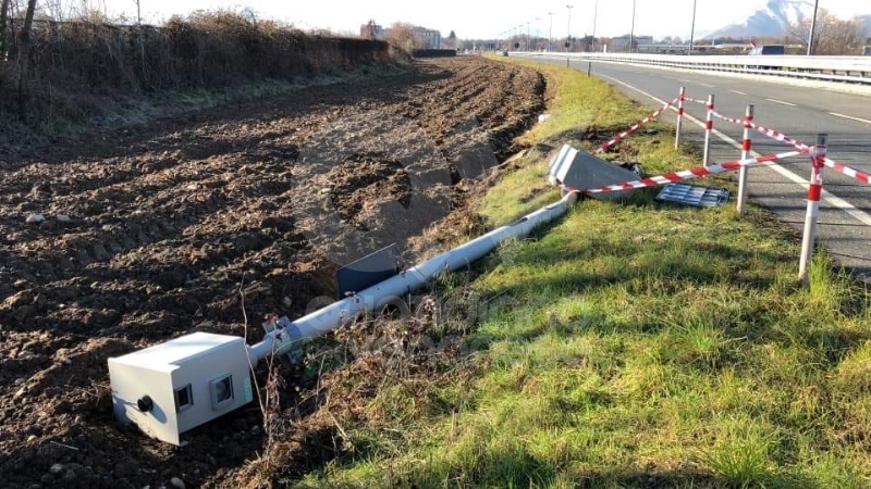 COLLEGNO - L'incidente porta via il velox in viale Certosa: zero multe ancora per poco...