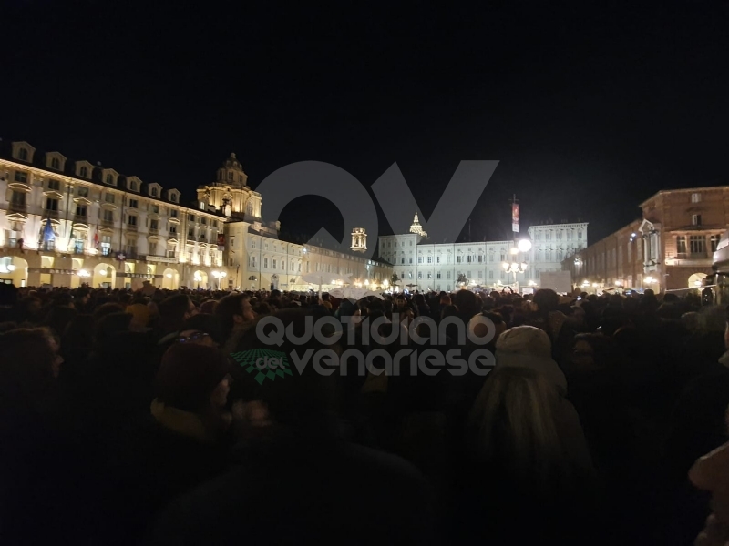 VENARIA - Tante «sardine» venariesi alla manifestazione di questa sera in piazza Castello