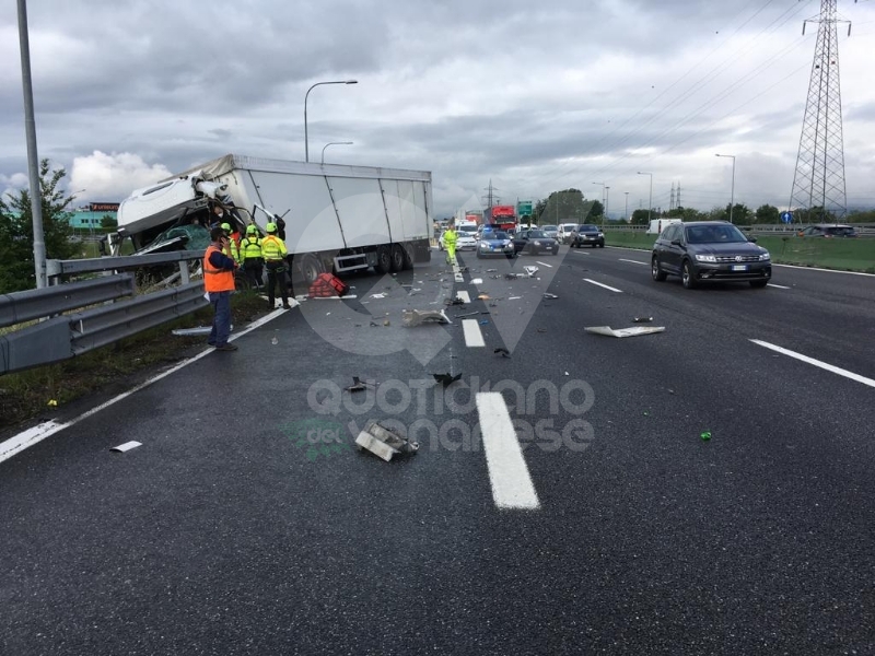 RIVOLI-COLLEGNO - Doppio incidente in tangenziale: auto contro guardrail e tir su una scarpata