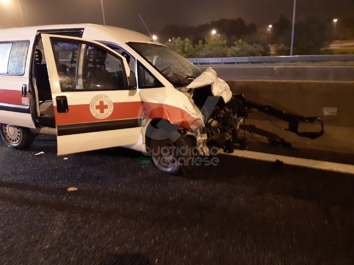 TRAGEDIA A RIVOLI - Il mezzo della Croce Rossa finisce contro il guard-rail: morto 25enne