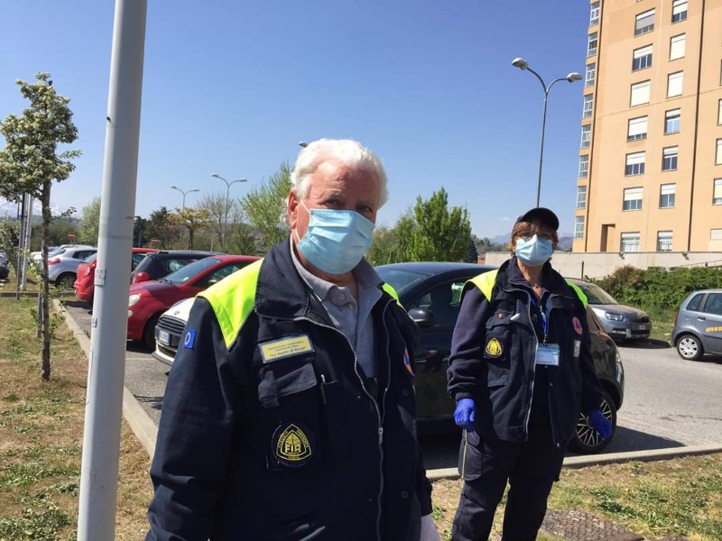 RIVOLI - Il «grazie» di Comune, forze dell'ordine, associazioni e pompieri al personale sanitario - FOTO E VIDEO