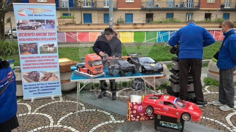 VENARIA - Successo per la «Castagnata» dell'Avis in piazza Pettiti