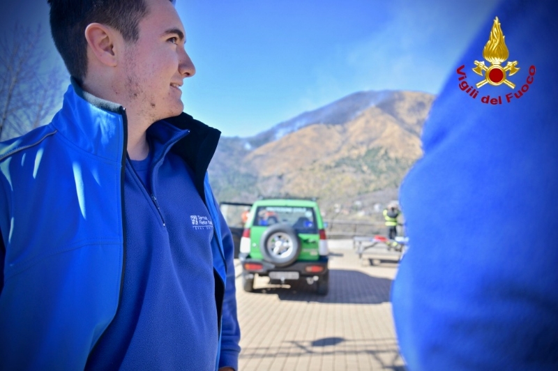 VAL DELLA TORRE - Incendio boschivo: la situazione è in miglioramento. In azione l'elicottero
