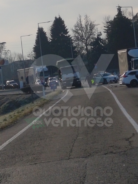 VENARIA - Scontro taxi-camion lungo la provinciale: un ferito FOTO