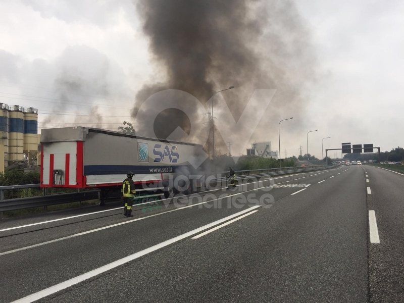 VENARIA-BORGARO - Il motore del tir prende fuoco: caos in tangenziale