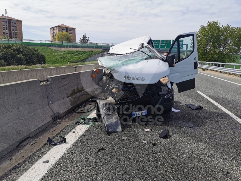 TORINO-CASELLE - Furgone finisce contro le barriere in cemento: un ferito e disagi in tangenziale