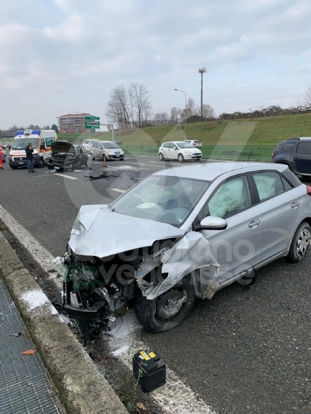 VENARIA - Pauroso incidente: auto finisce contro i jersey in cemento, ferito venariese del '98
