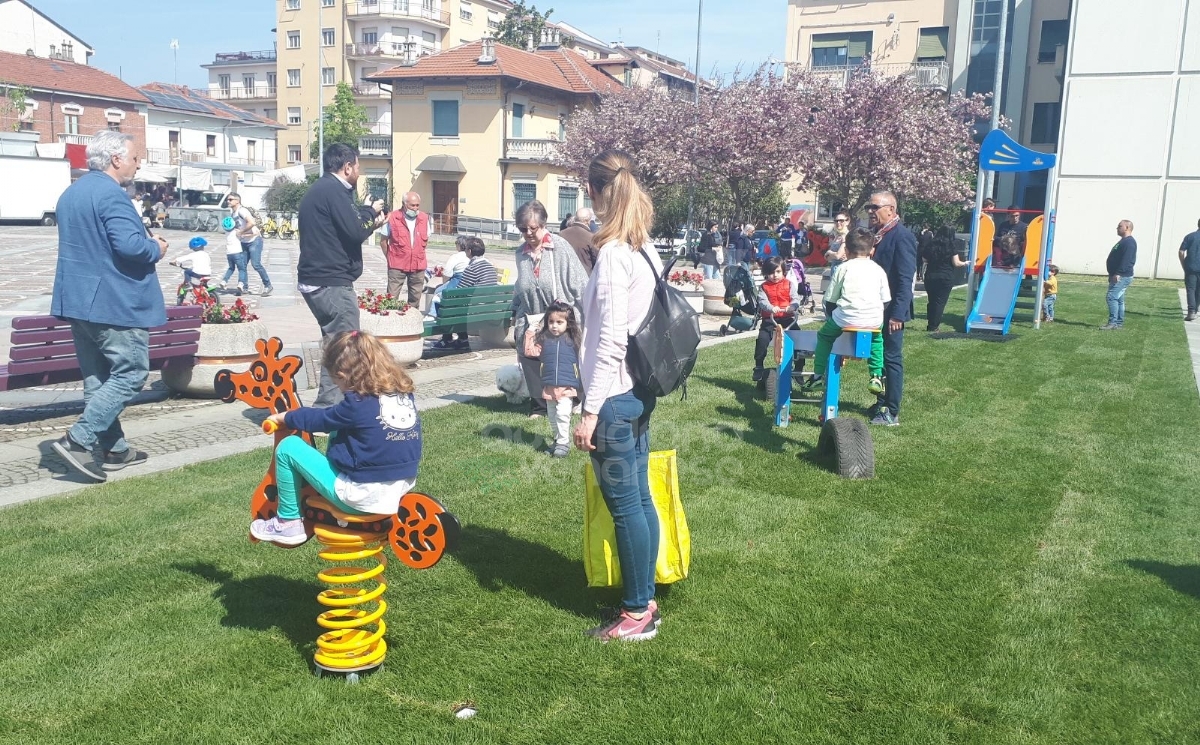 VENARIA - L'Avis dona alla Città un'area giochi in piazza Pettiti - FOTO