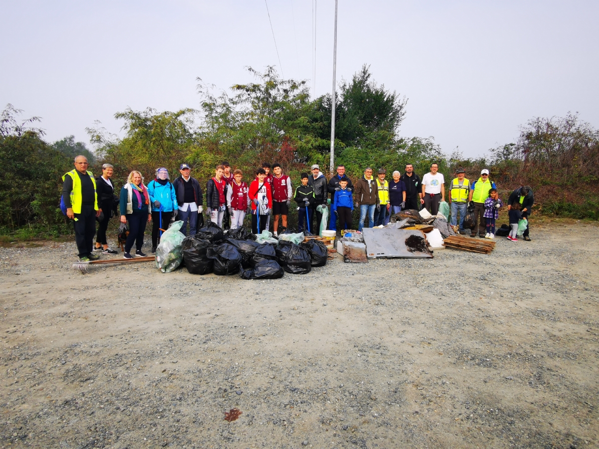 BORGARO - Successo per «Puliamo insieme il parco Chico Mendes»: tanti sacchi neri colmi di rifiuti - FOTO