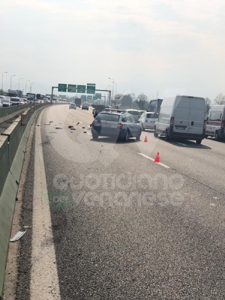 COLLEGNO - Doppio incidente in tangenziale: auto ribaltata, traffico in tilt.
