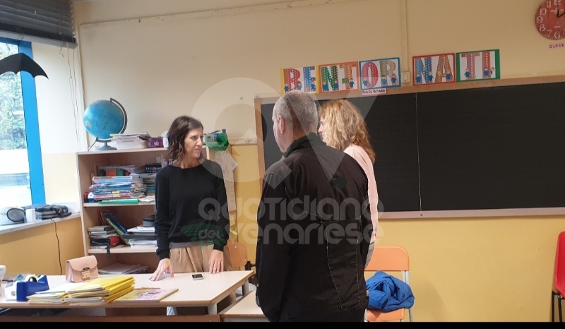 COLLEGNO - Imbecilli ancora in azione: dopo la Gramsci, vandalizzata anche la Cattaneo