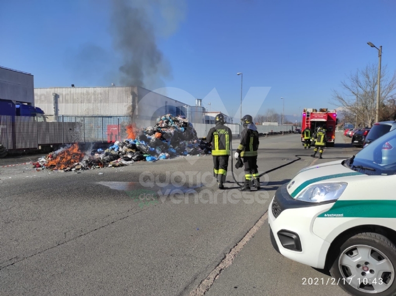 BORGARO - Doppio incendio in città: a fuoco cumuli di rifiuti e una macchina - FOTO