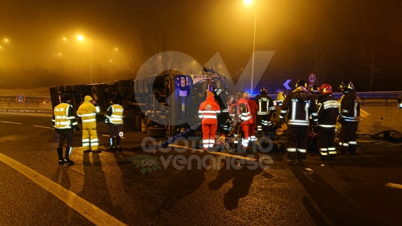 RIVOLI - Il tir si ribalta in tangenziale. Due i feriti: uno è grave al Cto - FOTO