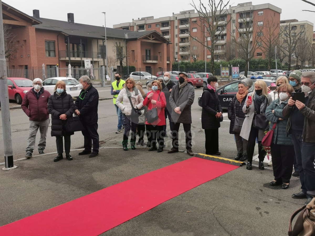 VENARIA - In via Fratelli Cervi svelata la targa a ricordo delle vittime del covid - FOTO