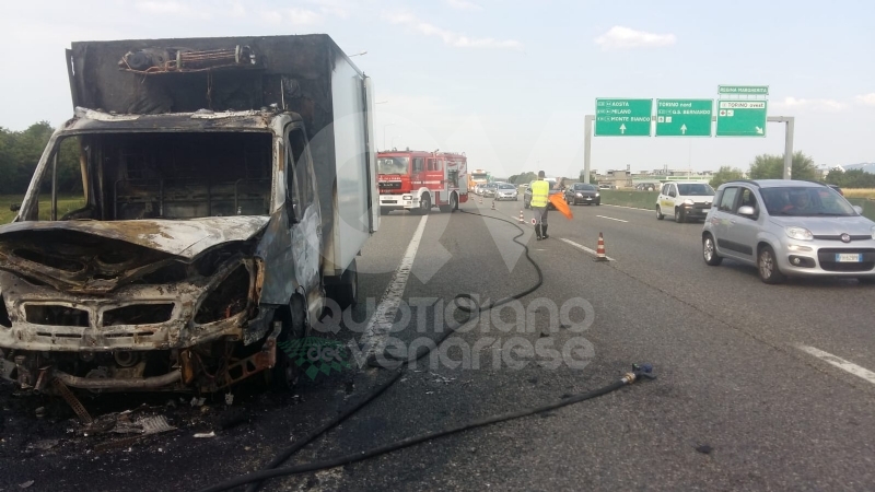 COLLEGNO - Furgone va a fuoco in tangenziale, e il traffico va in tilt