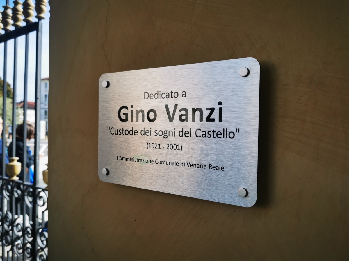 VENARIA - Ricordato Gino Vanzi: una targa sotto la Torre dell'Orologio e l'intitolazione della sala mostre - FOTO