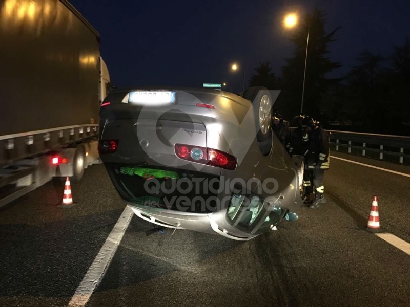 SAVONERA-COLLEGNO - Auto si ribalta: donna rimane bloccata a causa dell'airbag