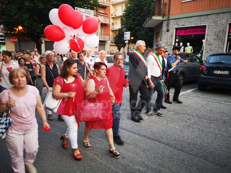 ALPIGNANO/RIVOLI - Oltre 200 alla fiaccolata per ricordare Michele Ruffino e dire "no" al bullismo