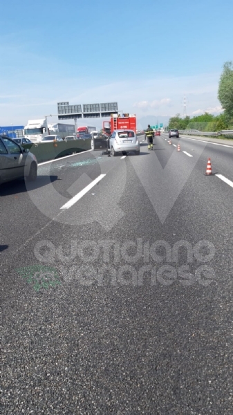 COLLEGNO - Pauroso incidente in tangenziale: tre auto coinvolte, una ragazza ferita