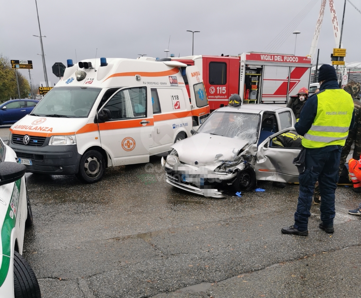 INCIDENTE FRA TORINO E VENARIA - Scontro fra tre auto all'incrocio tra corso Alessandria e via Druento: 2 ferite - FOTO