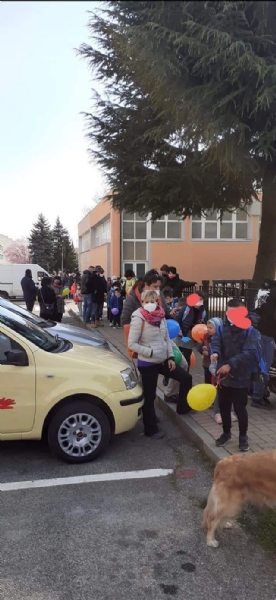 DRUENTO - Corde, palloncini e disegni: successo per il flash-mob per chiedere il ritorno in classe