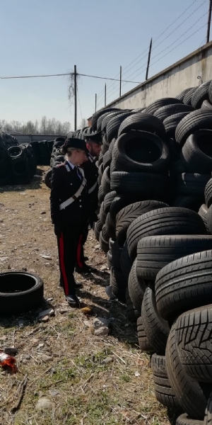 BORGARO - Stoccava illecitamente 20mila pneumatici e 300 tonnellate di rifiuti: denunciato