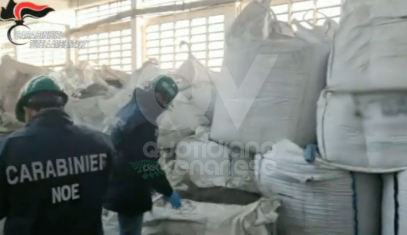 RIVOLI - La ditta di legnami stoccava rifiuti plastici e tessili: capannone sequestrato dai carabinieri