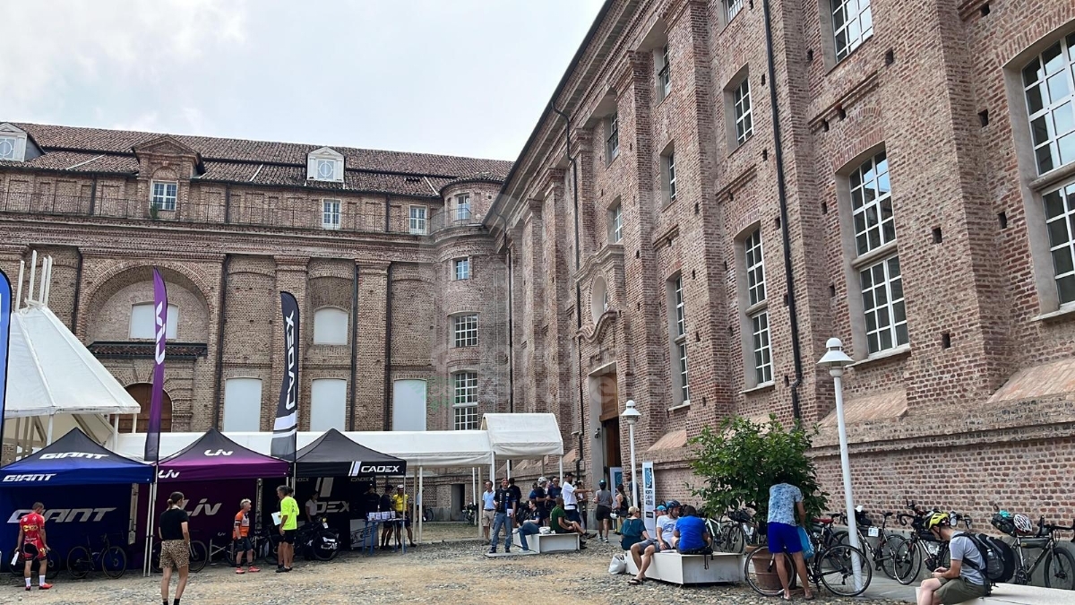VENARIA - In 250 alla partenza in Reggia della «North Cape 4000» di cicloturismo - FOTO E VIDEO