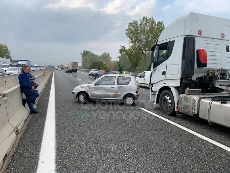 RIVOLI - Auto e cisterna si scontrano in tangenziale: mattinata di caos e disagi