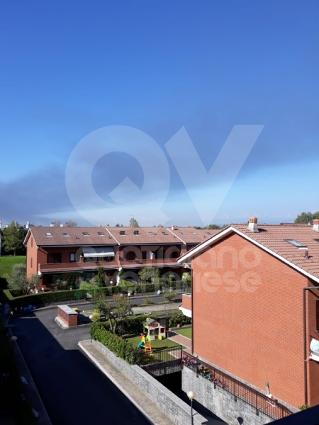 INCENDIO A SETTIMO - A fuoco una ditta, colonna di fumo visibile anche dalla tangenziale FOTO