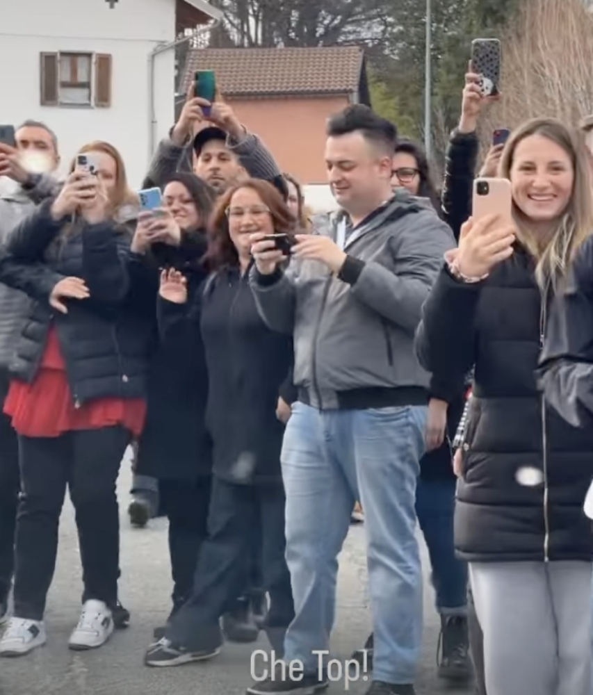 ALPIGNANO - Via Philips invasa di fans per l'arrivo a «Radio Manila» di Laura Pausini - FOTO