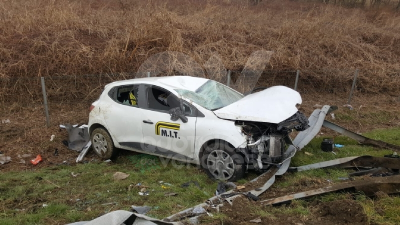 CASELLE-BORGARO - Paura in tangenziale: scontro fra due auto, una finisce fuori strada. Due feriti