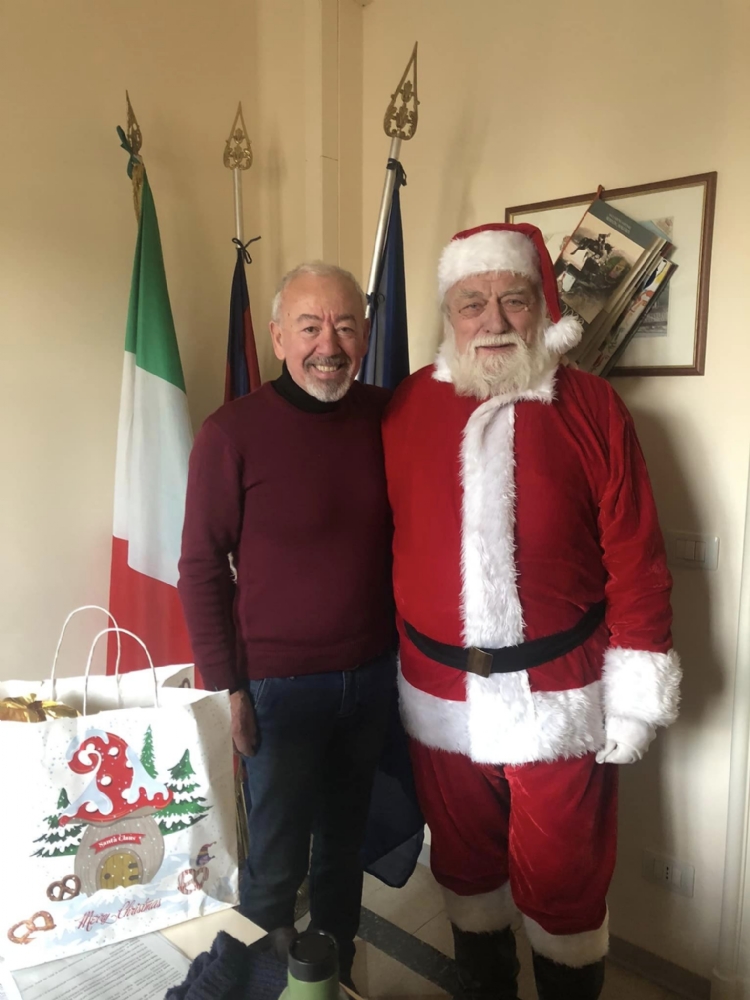 VENARIA - Il «grazie» di Babbo Natale e della Pro Loco a chi ha fatto tanto per la Città - FOTO